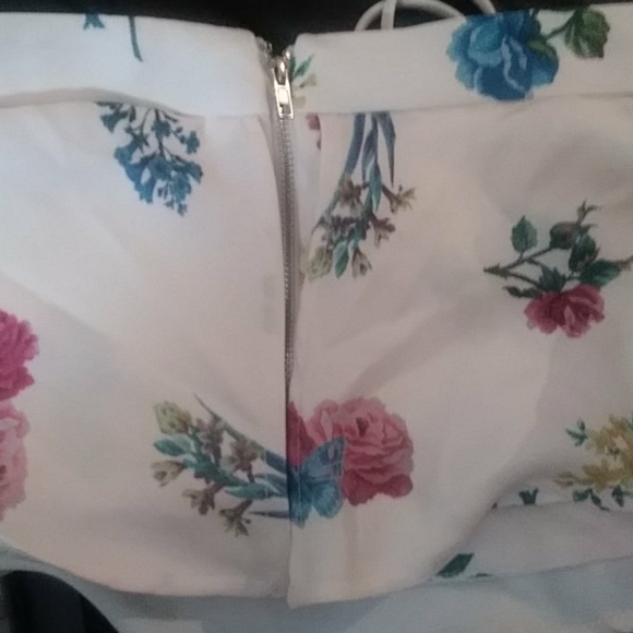 NWT Revolve Endless Rose Halter Crop Top - Picture 5 of 9